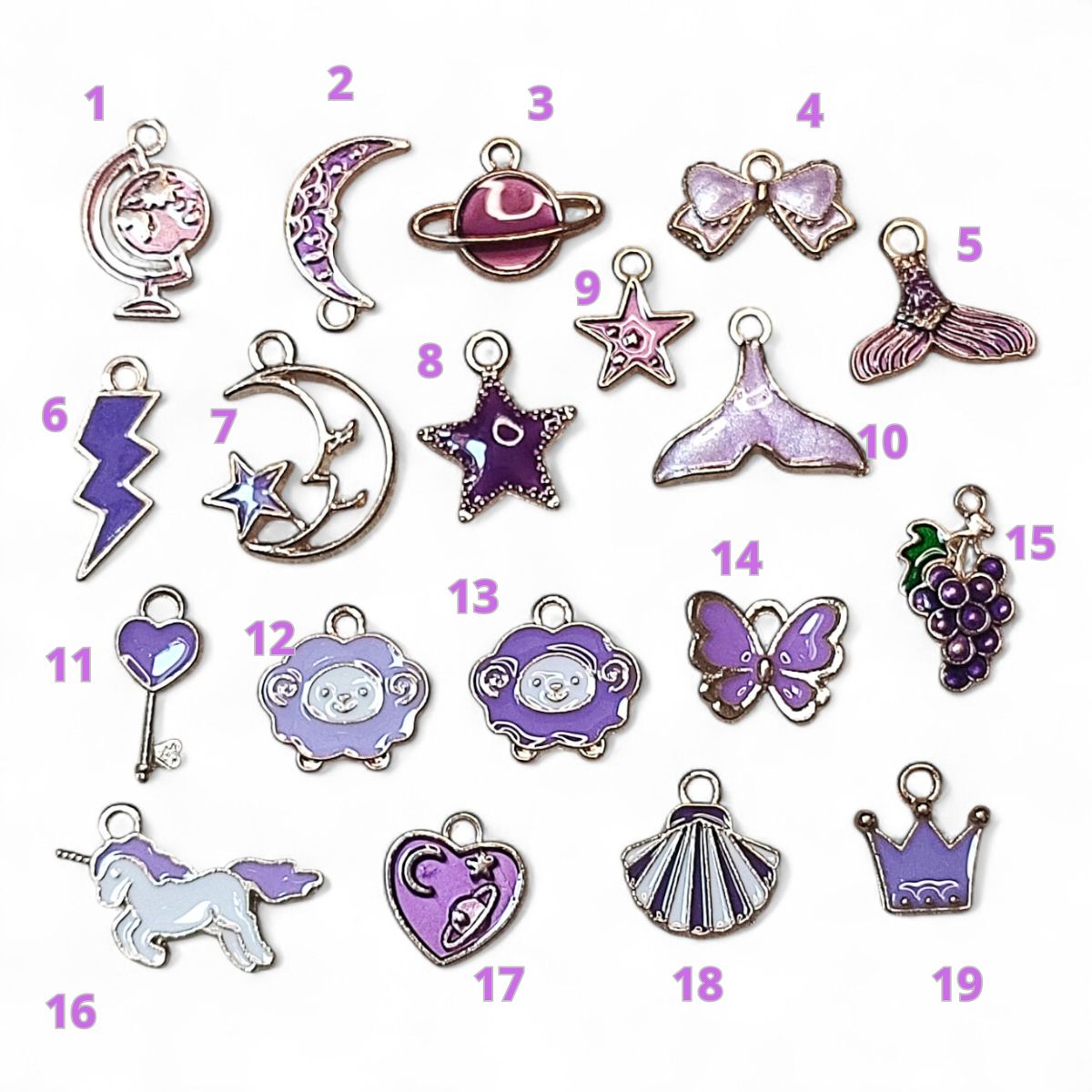 Breloques Dorées et Émaillées violettes – Motifs au Choix