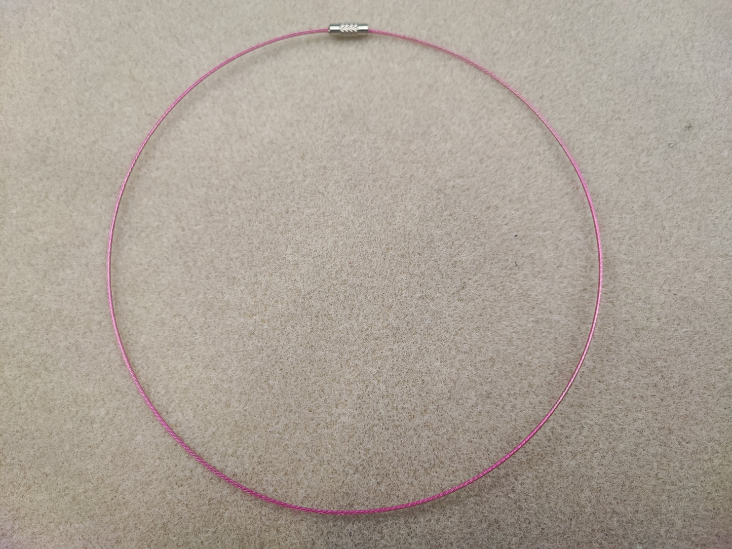 Collier Tour de Cou en Fil d’Acier Gainé – 43 à 45 cm