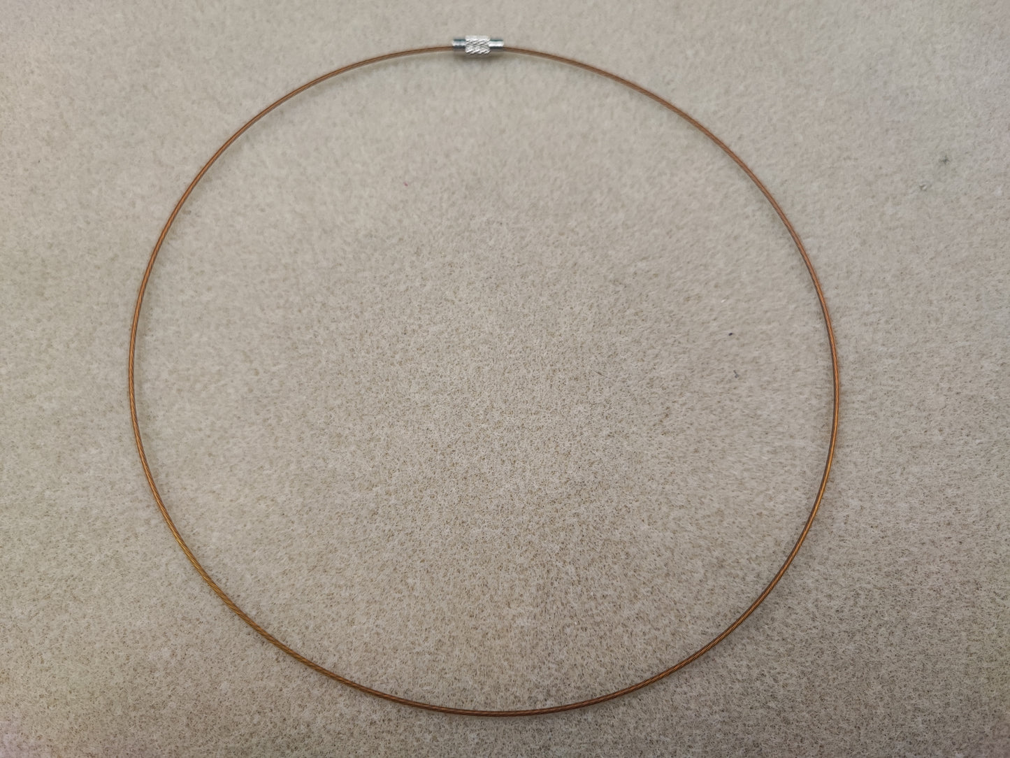 Collier Tour de Cou en Fil d’Acier Gainé – 43 à 45 cm