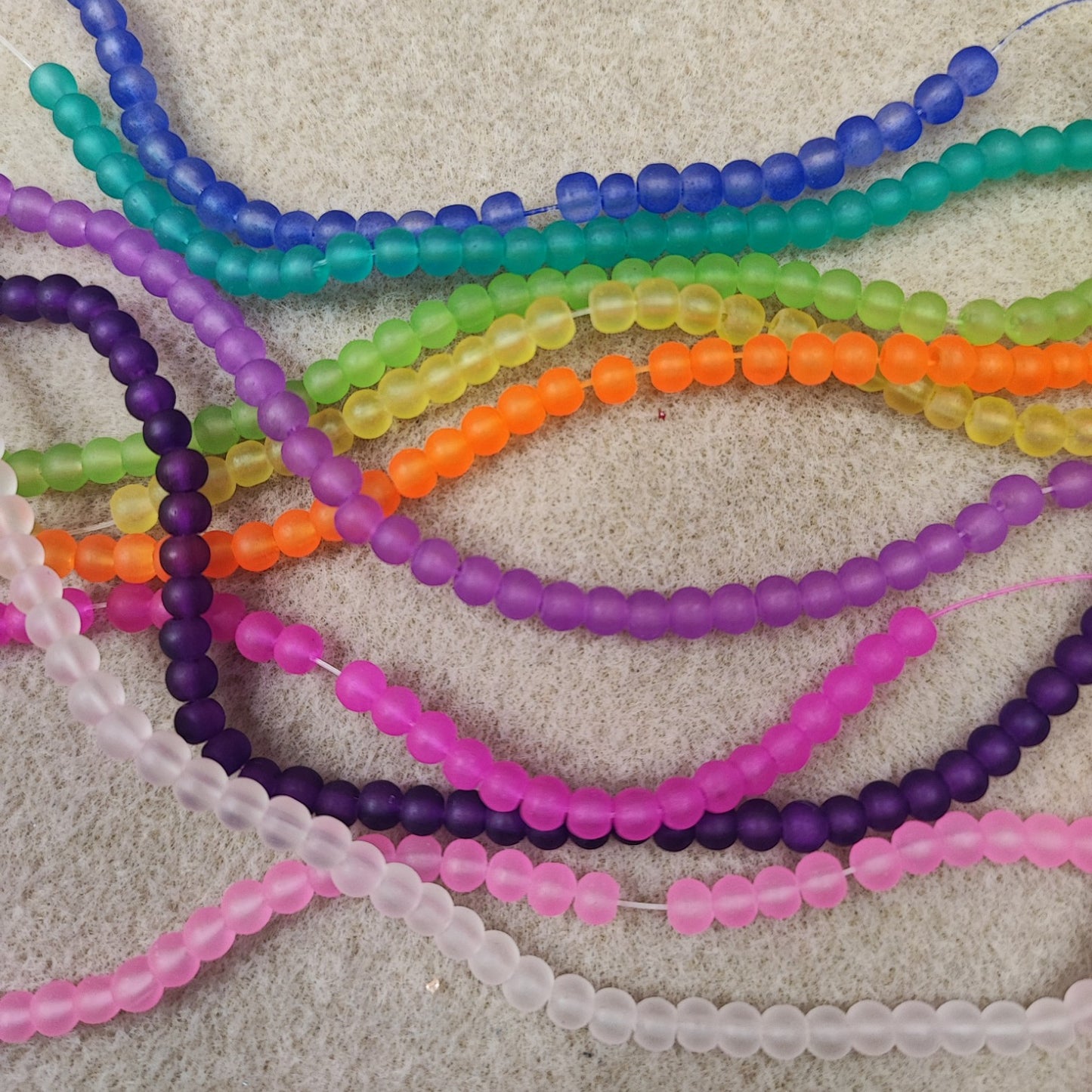 Perles de Verre Dépolies Peintes au Four – 4 mm – Brin d’environ 200 pièces