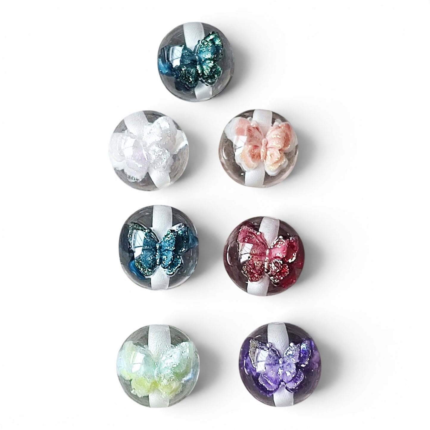 x1 Perle en résine avec inclusions de papillons pailletés – 16 mm – Compatibles tiges
