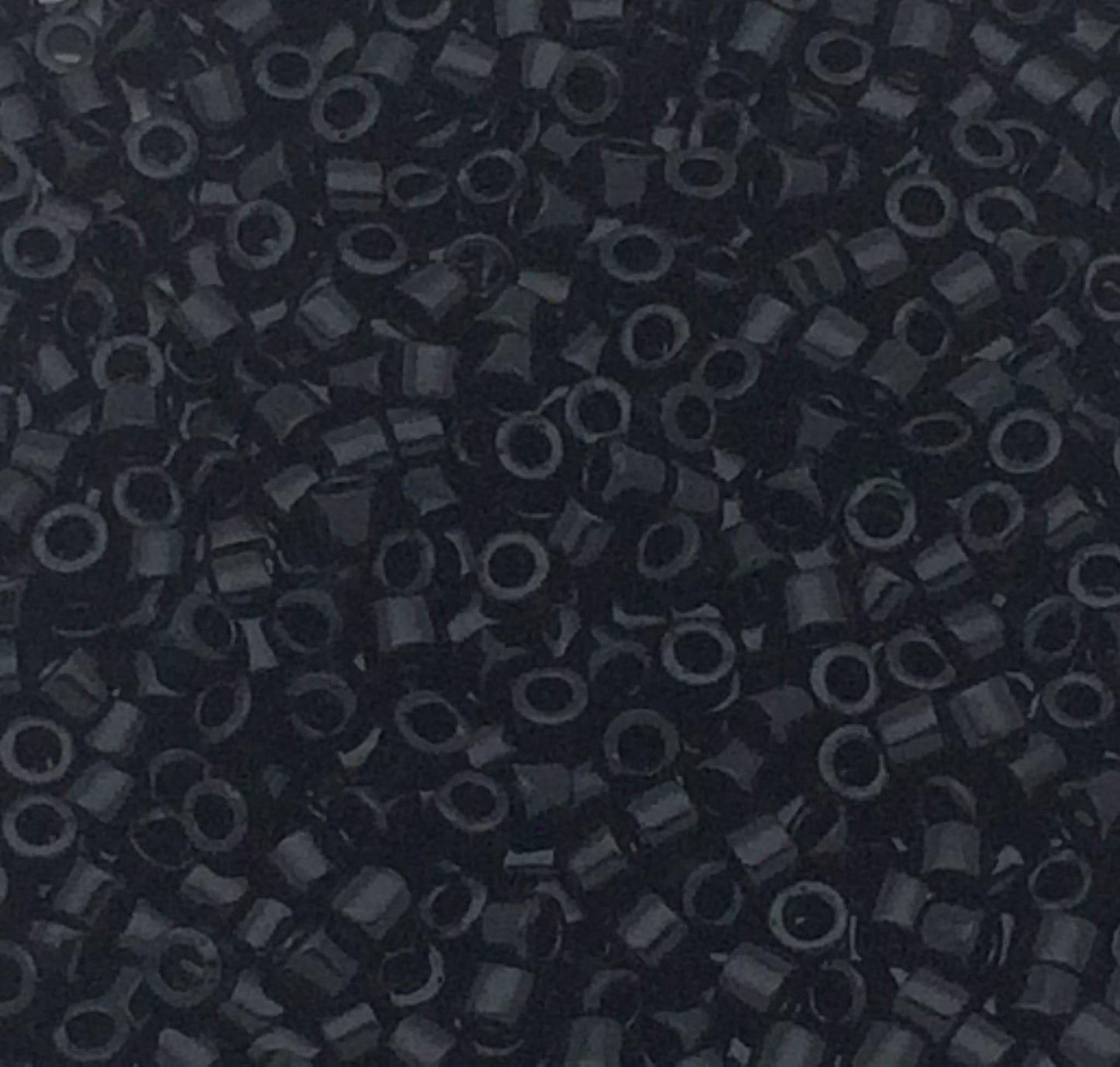 8g perles Miyuki Delicas 11/0 Black: DB010