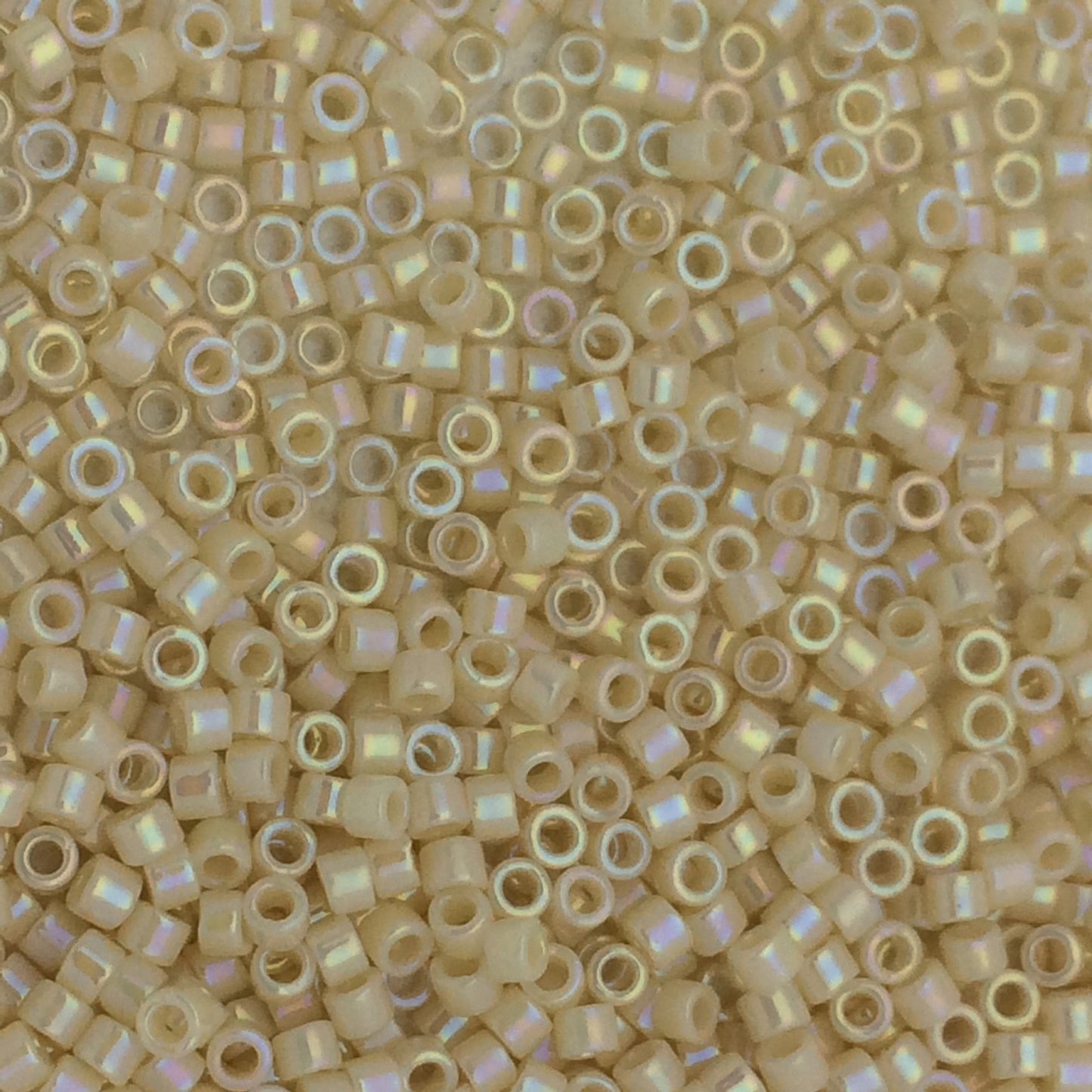 8g perles Miyuki Delicas 11/0, Opaque Cream AB: DB157