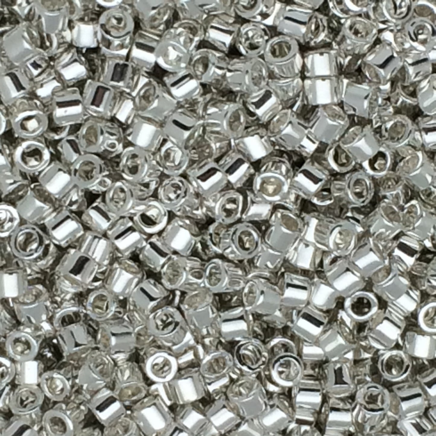 2g perles Miyuki Delicas 11/0, Silver Plate (plaqué argent): DB551