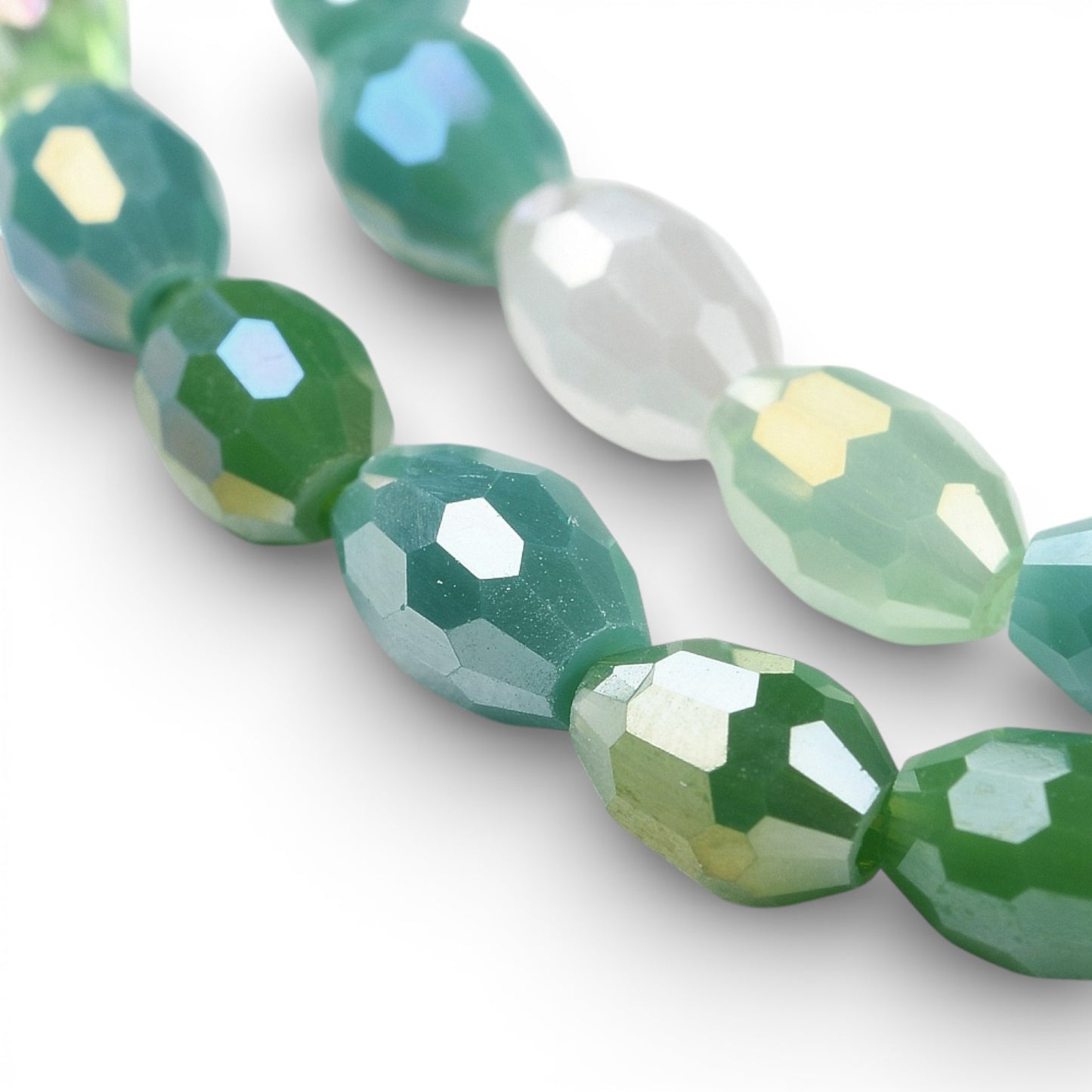 x1 fil de perles ovales facettées en verre électroplaqué – Dégradé de vert (≈6 x 4 mm)