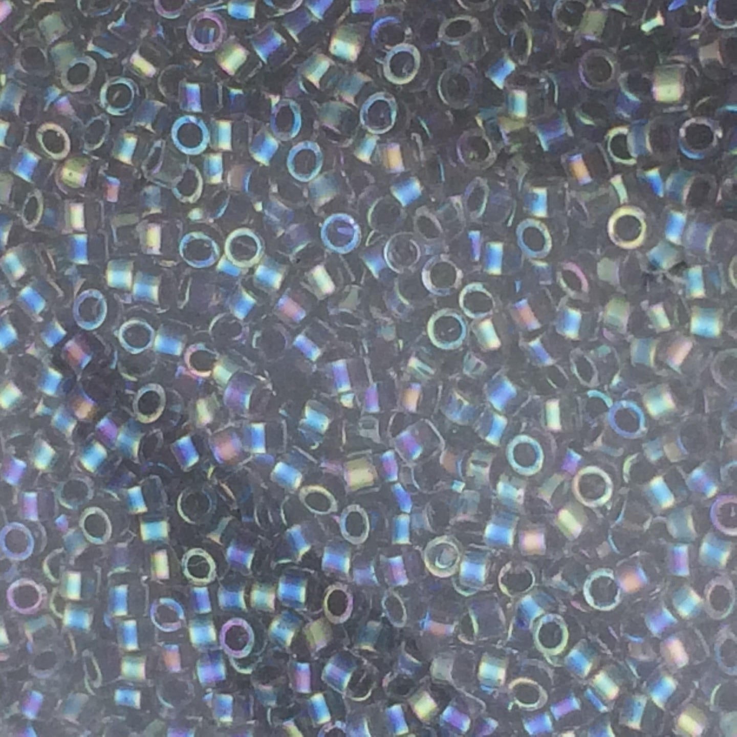 8g perles Miyuki Delicas 11/0 Lined LT Violet AB: DB059