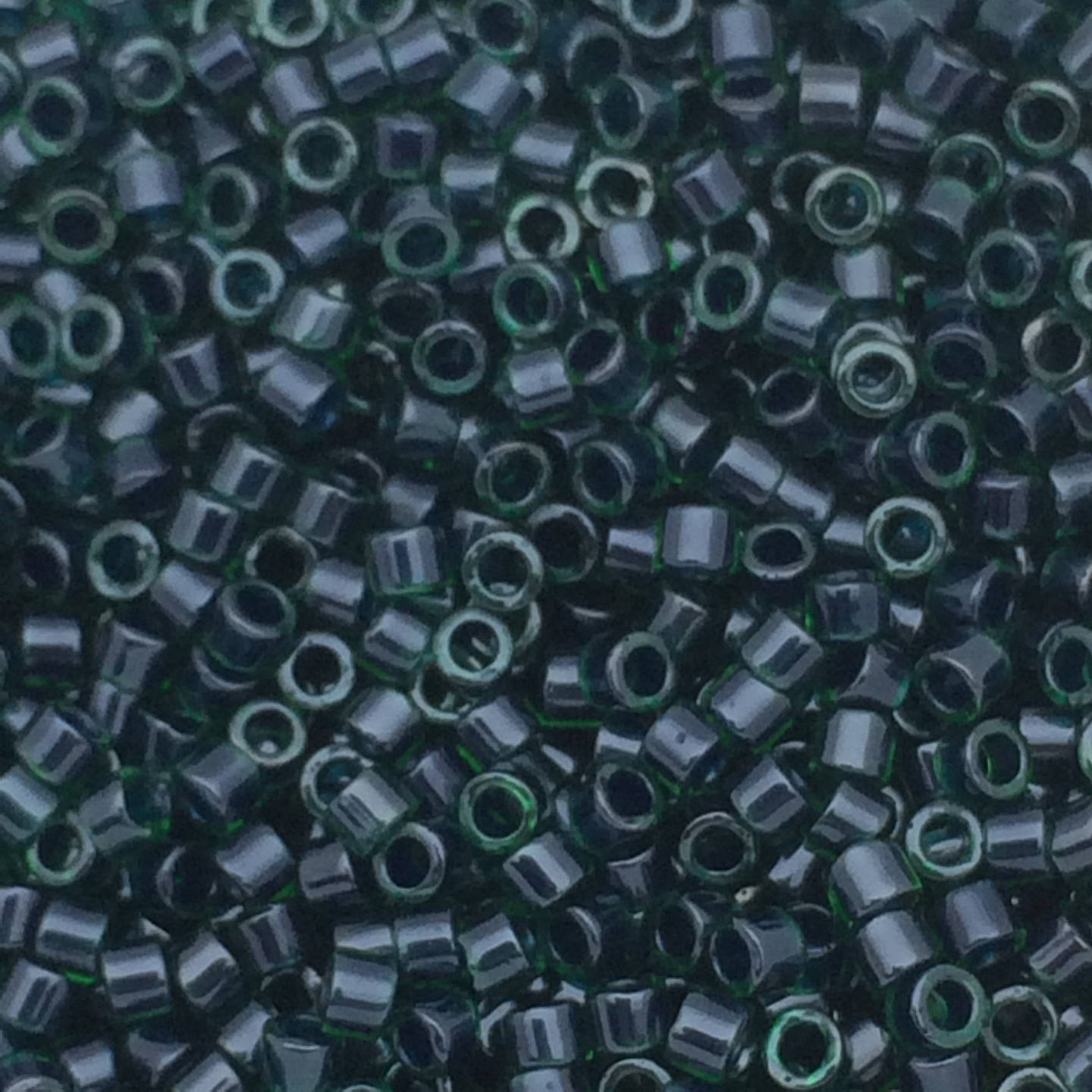 8g perles Miyuki Delicas 11/0, Lined GreenTeal Luster: DB275