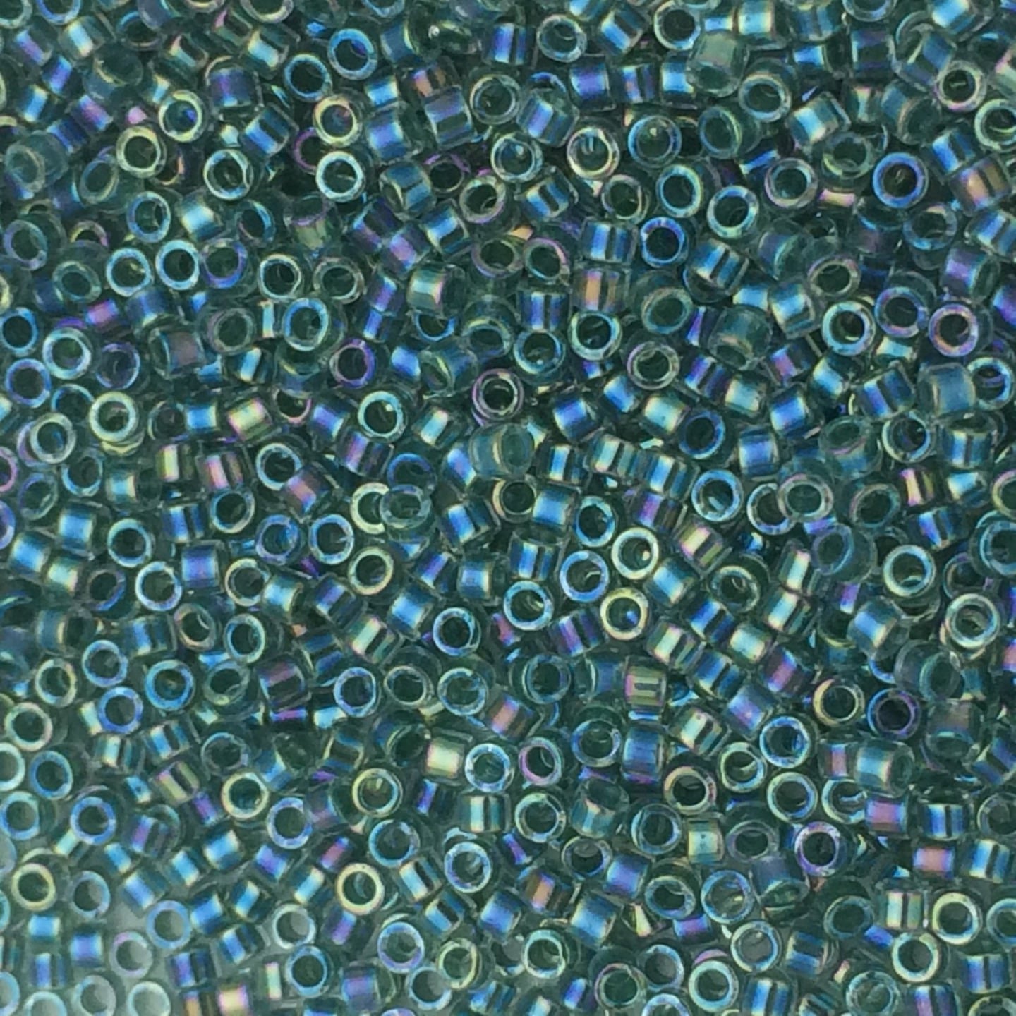 8g perles Miyuki Delicas 11/0 Lined Lime AB: DB060