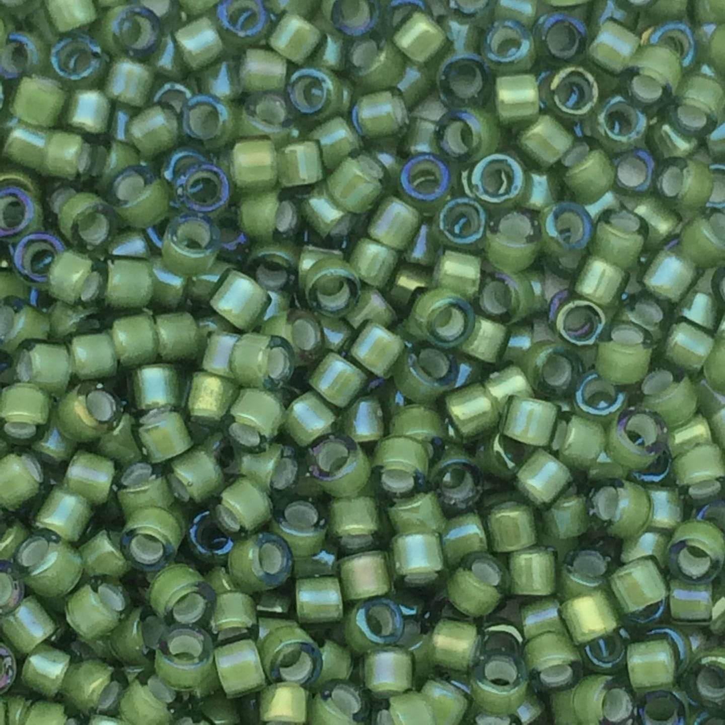 8g perles Miyuki Delicas 11/0, White Lined Light Green AB: DB1786