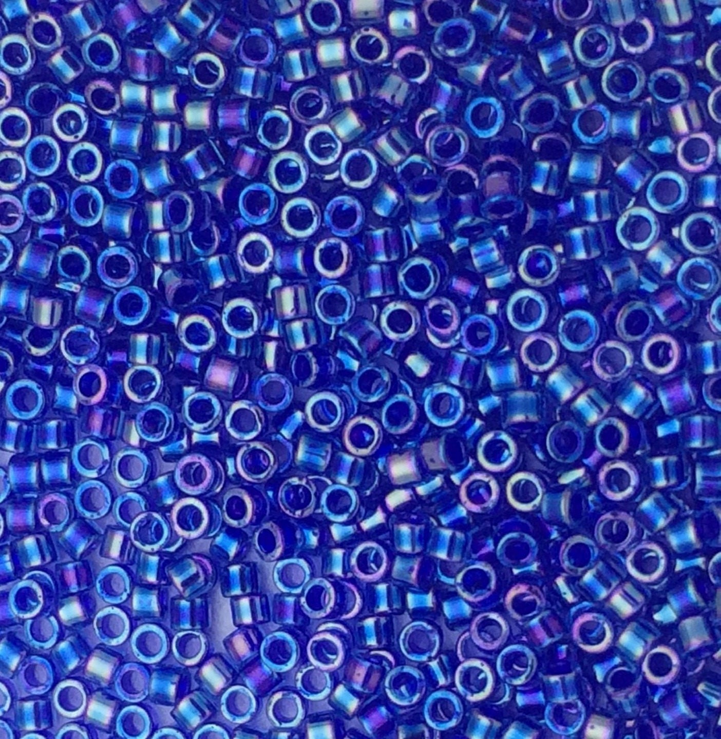 8g perles Miyuki Delicas 11/0 Lined Blue Cobalt AB: DB063