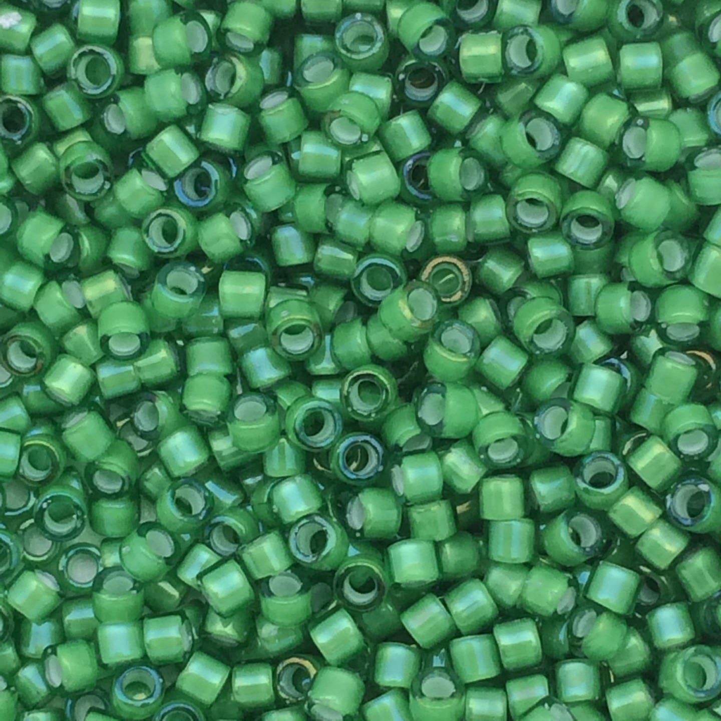 8g perles Miyuki Delicas 11/0, White Lined Green AB: DB1787