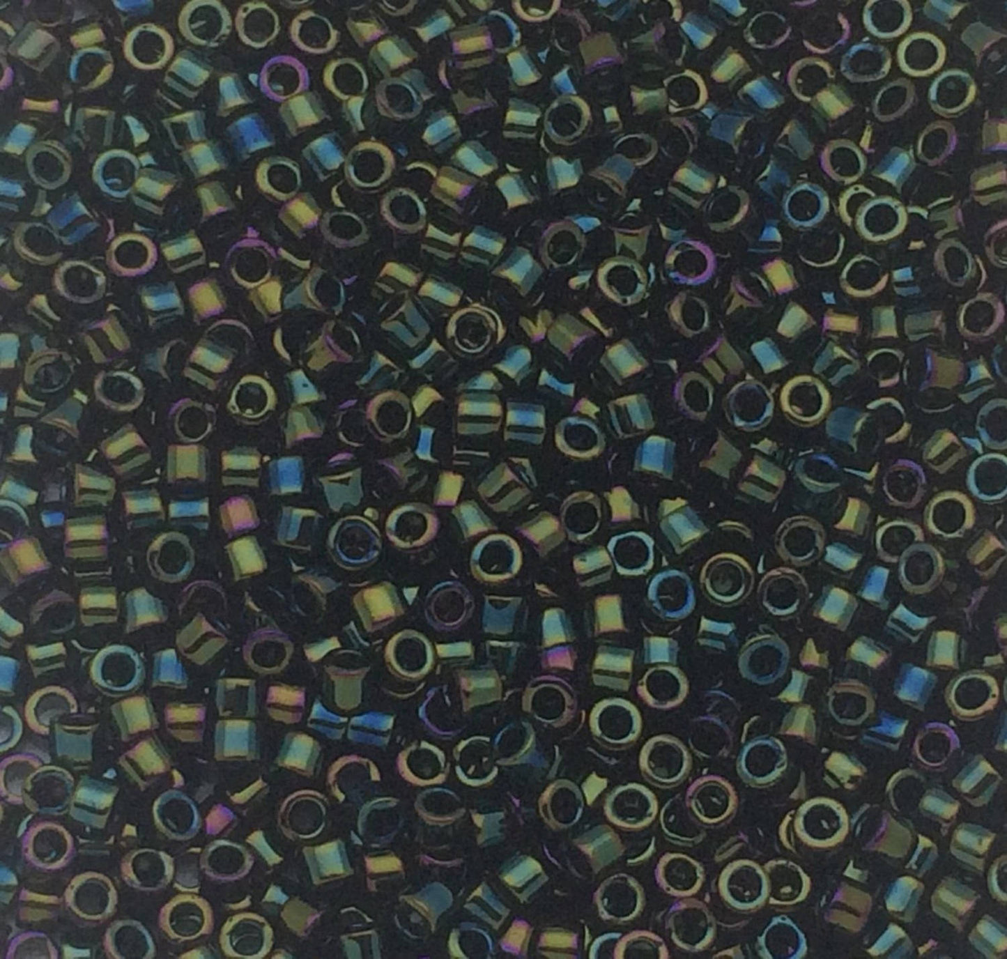 8g perles Miyuki Delicas 11/0 Green Iris: DB003