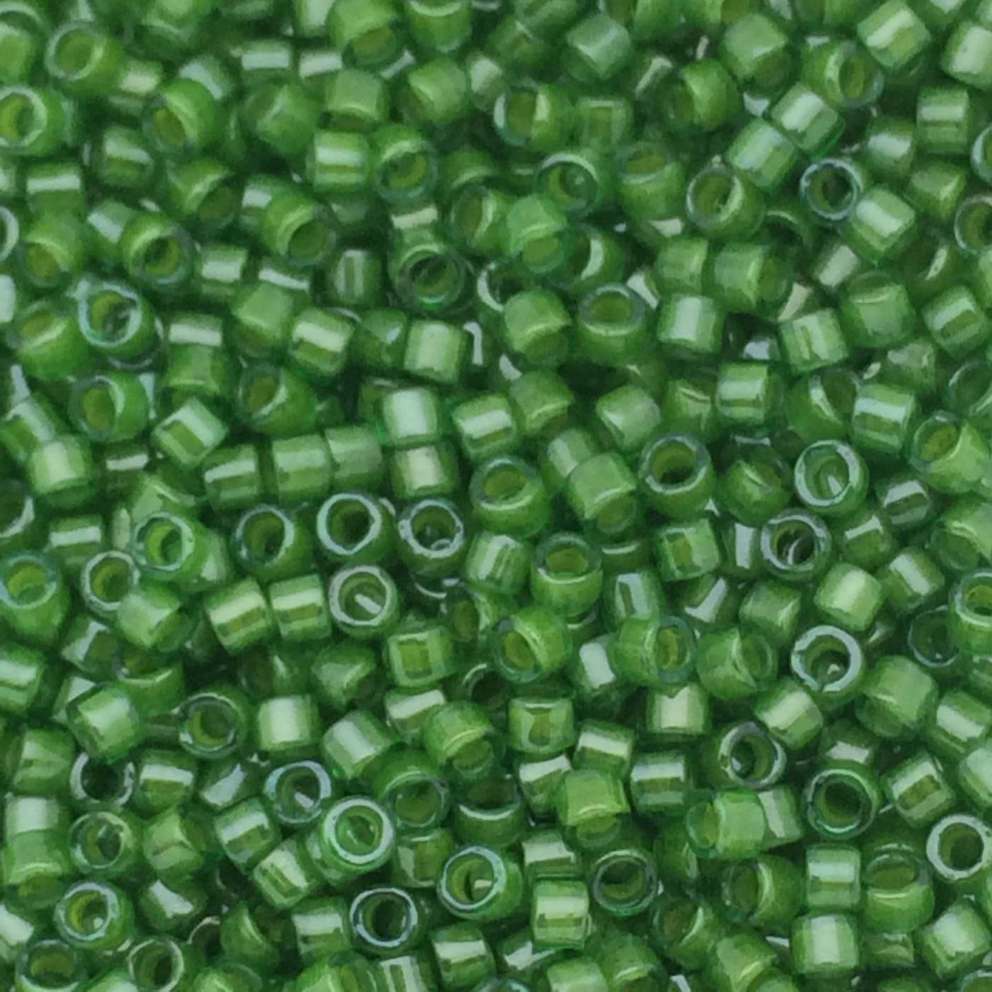8g perles Miyuki Delicas 11/0, Lined Green/Lime: DB274