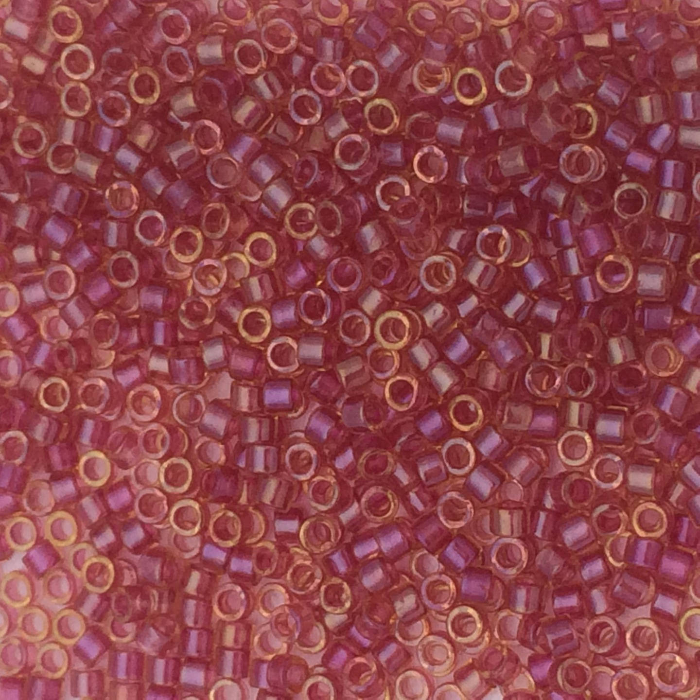 8g perles Miyuki Delicas 11/0 Lined Light Cranberry AB: DB062