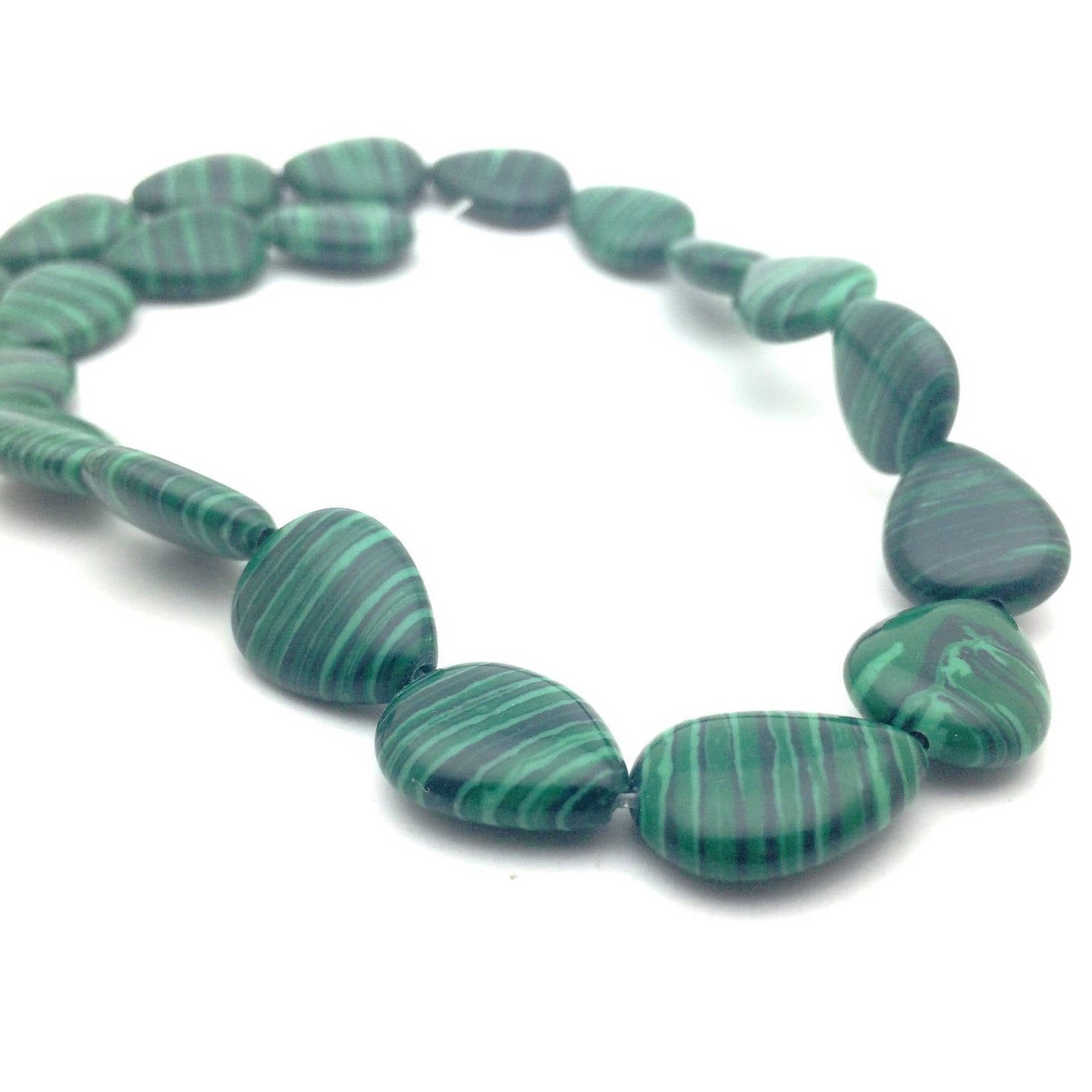 x2 Perles Goutte en Malachite Synthétique – 18x13 mm