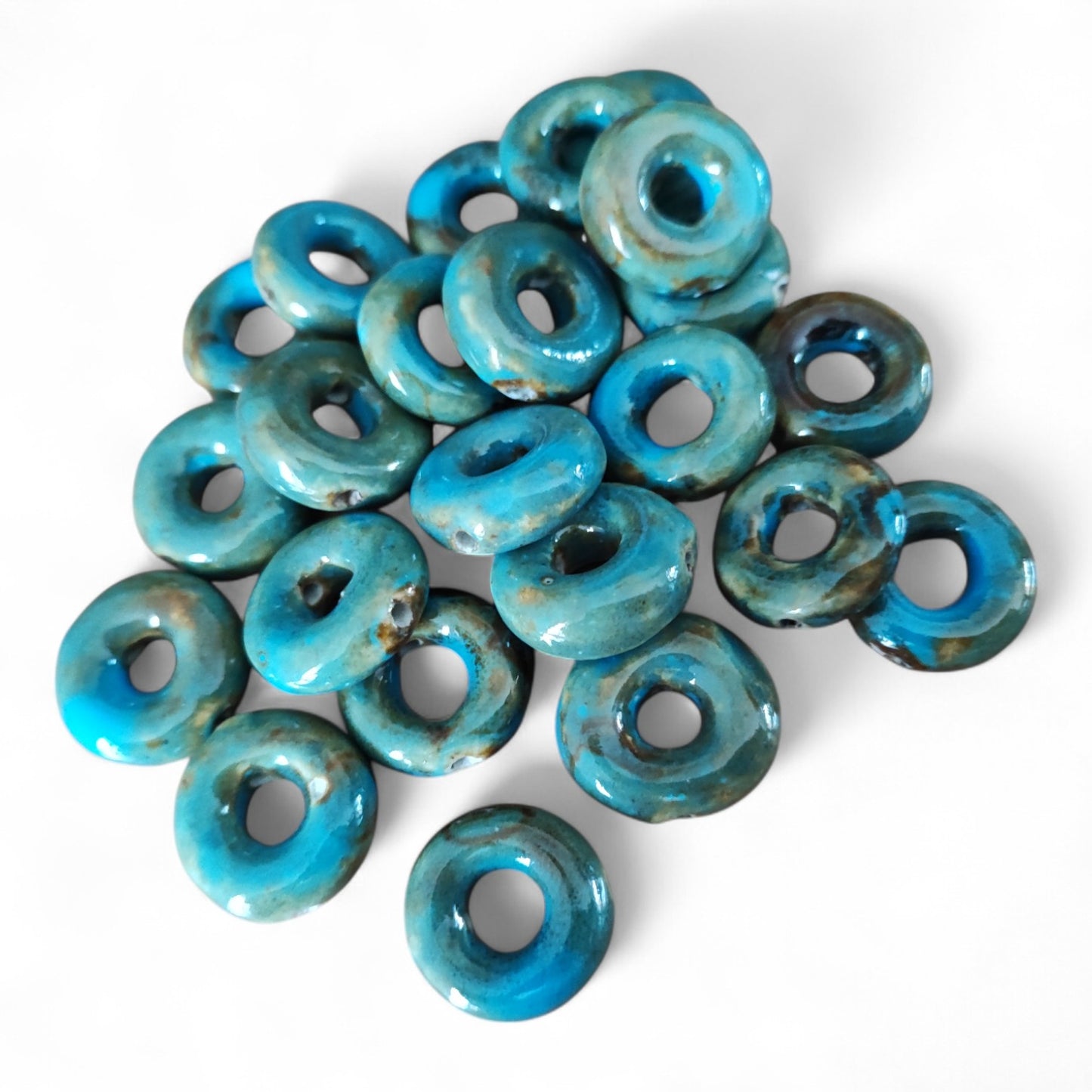 x1 Perle Donut en Porcelaine Artisanale – Couleurs Mélangées – Ø 18 à 22 mm