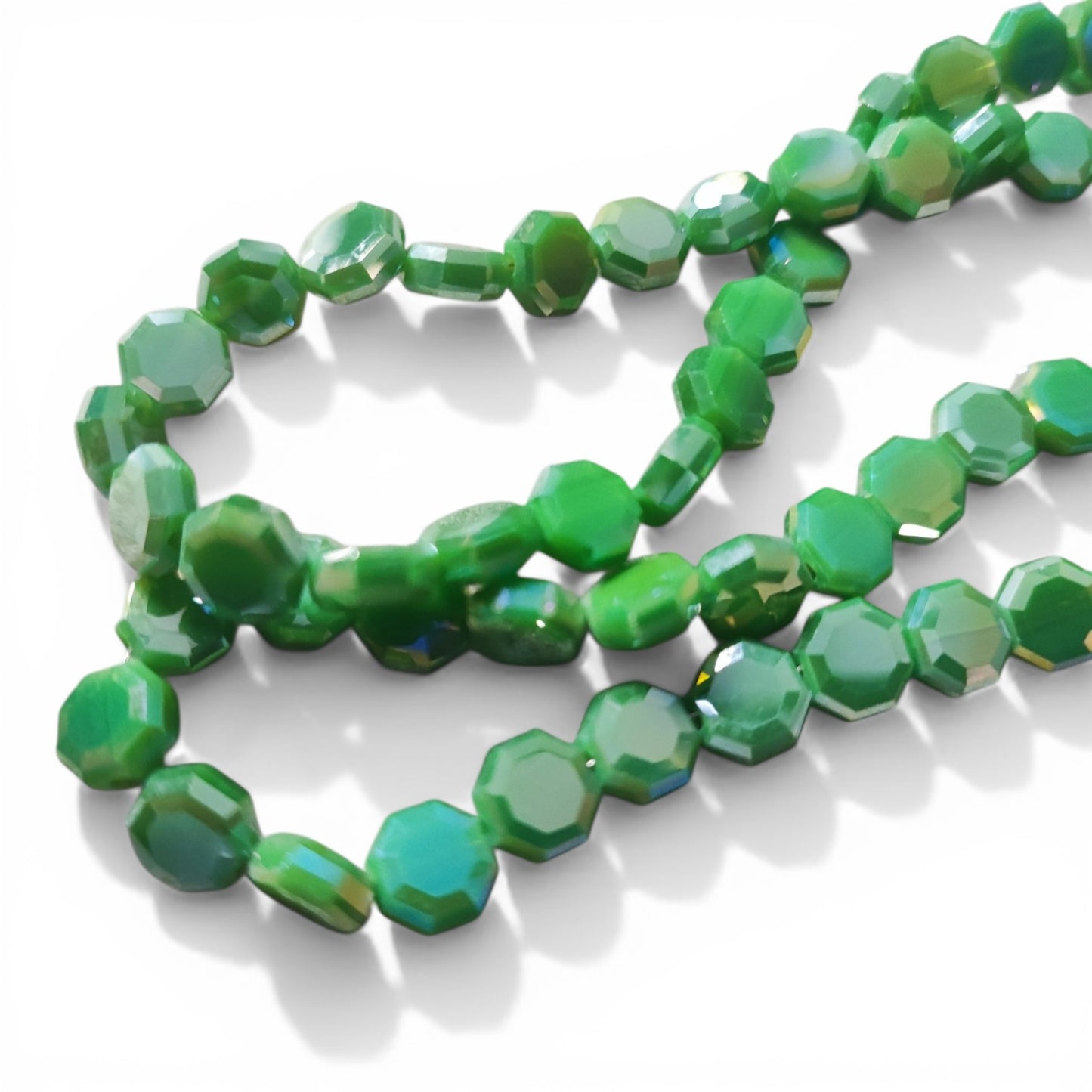Fil de Perles en Verre Opaques – Octogonales Facettées Vert – 7 à 8 mm – ~72 perles
