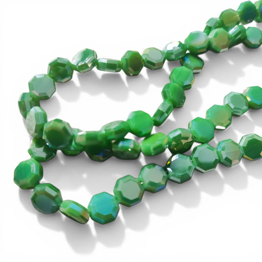 Fil de Perles en Verre Opaques – Octogonales Facettées Vert – 7 à 8 mm – ~72 perles
