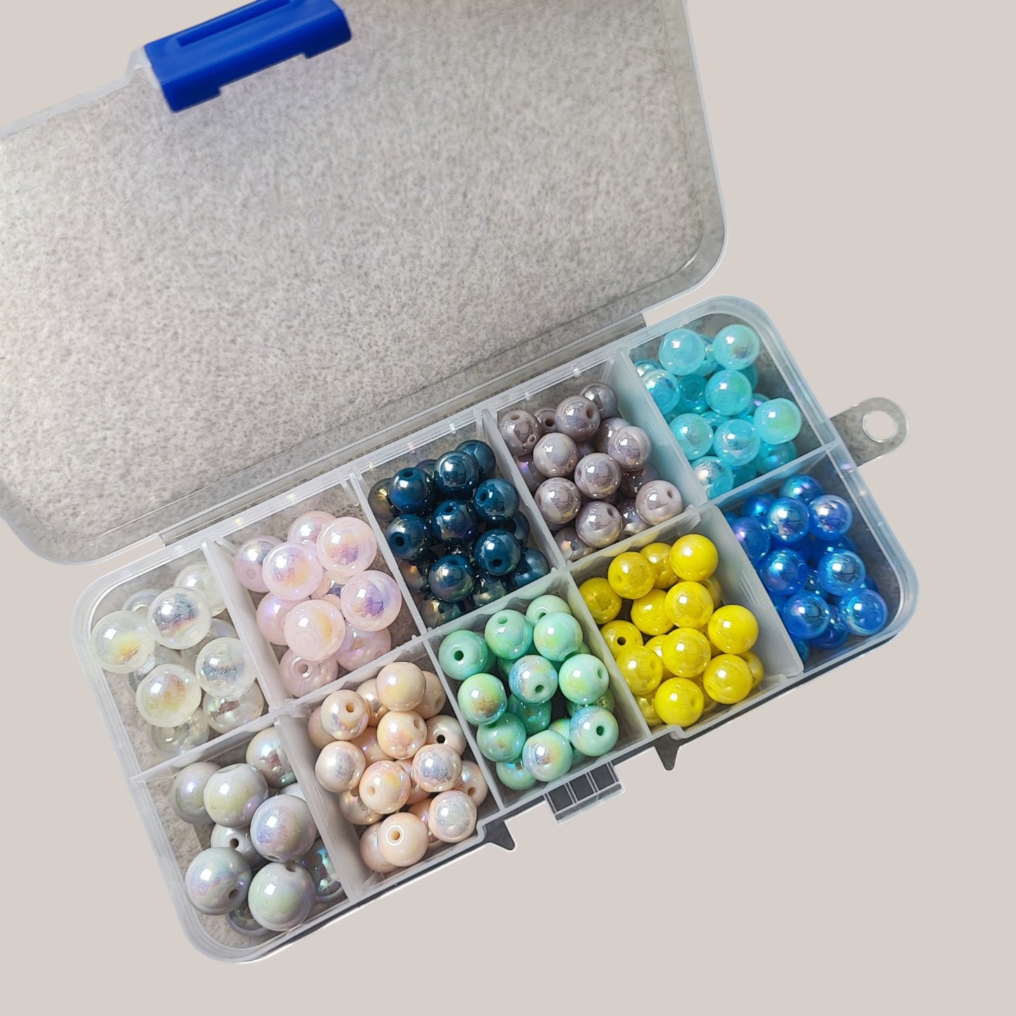 Boîte de Perles en Verre Nacrées Irisées – 10 mm – 10 Compartiments – ~156 Perles