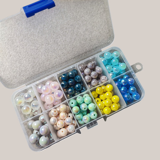 Boîte de Perles en Verre Nacrées Irisées – 10 mm – 10 Compartiments – ~156 Perles