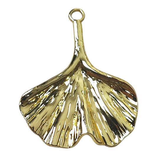 x1 Pendentif feuille de Ginkgo en acier inoxydable 304 plaqué or 18 carats – 36 × 29 mm