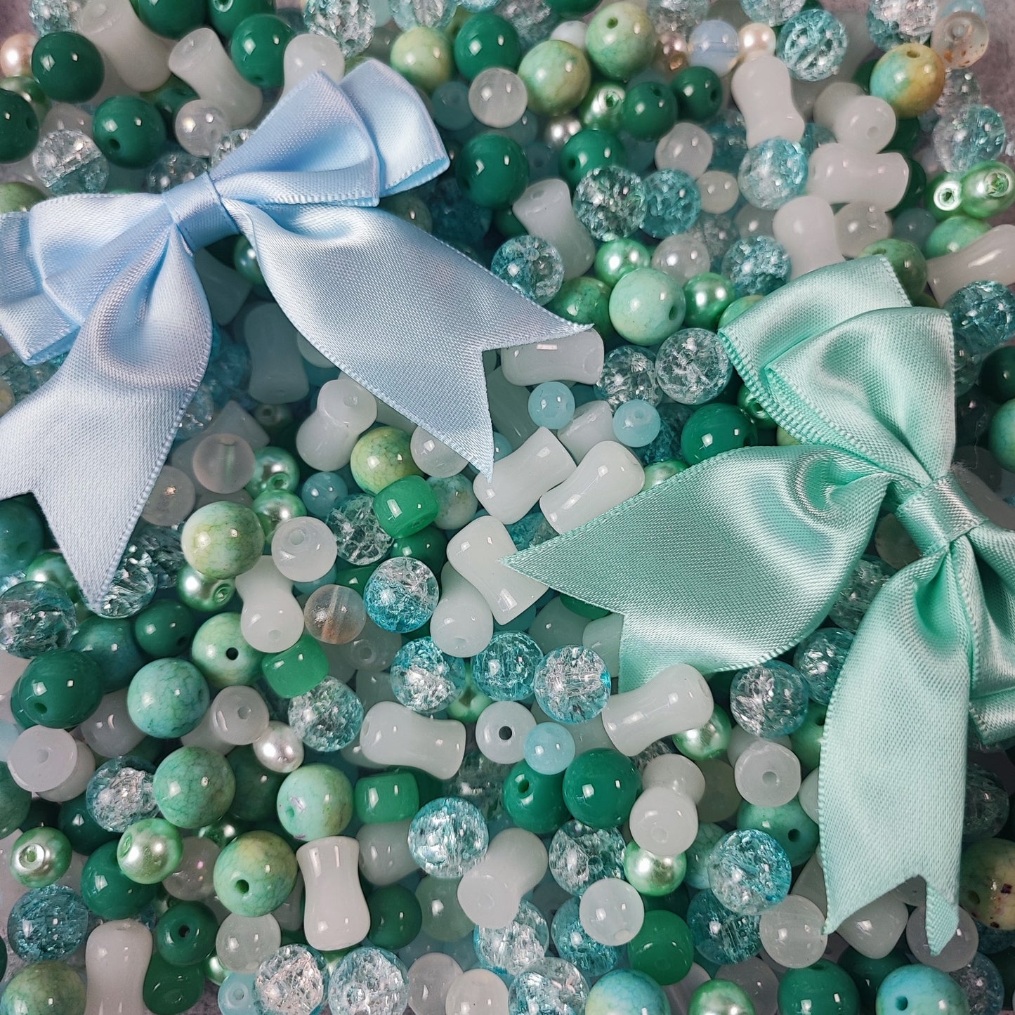 x50g Collection « Lagon » – Perles en verre et petits nœuds