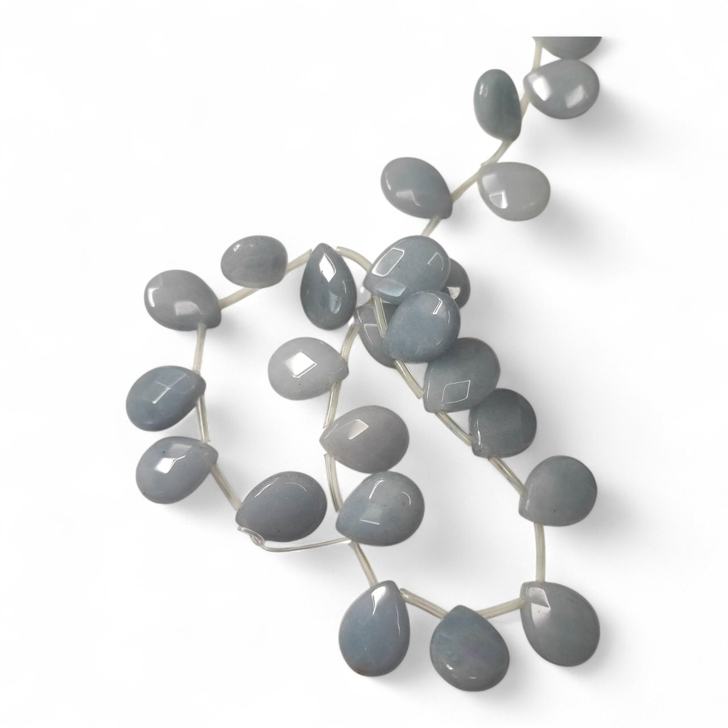 x1 Pendentif Goutte Facettée en Jade Blanc Teinté – 15x12 mm – Couleurs Mélangées