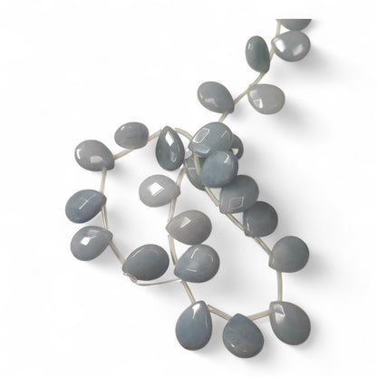 x1 Pendentif Goutte Facettée en Jade Blanc Teinté – 15x12 mm – Couleurs Mélangées