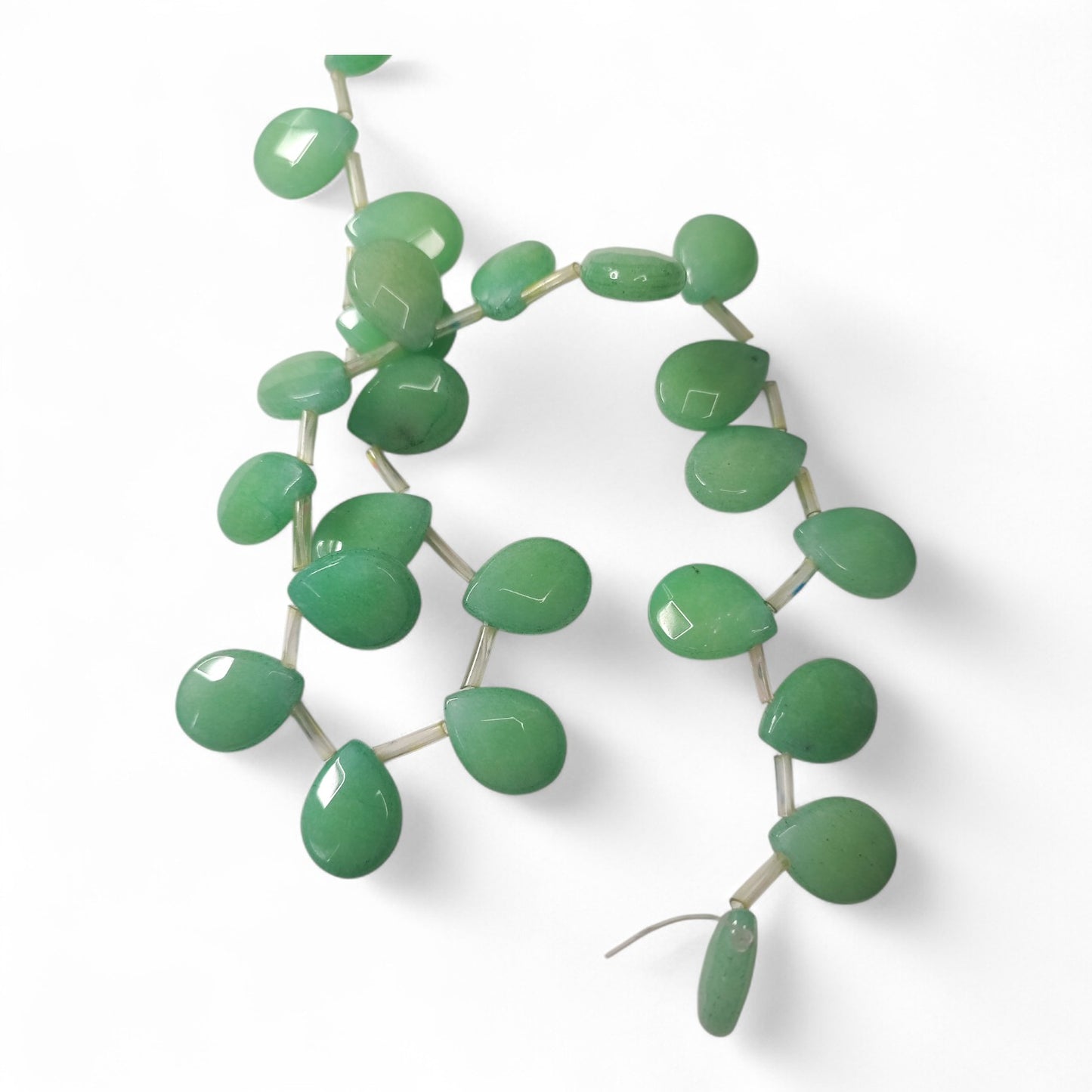 x1 Pendentif Goutte Facettée en Jade Blanc Teinté – 15x12 mm – Couleurs Mélangées