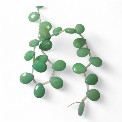 x1 Pendentif Goutte Facettée en Jade Blanc Teinté – 15x12 mm – Couleurs Mélangées
