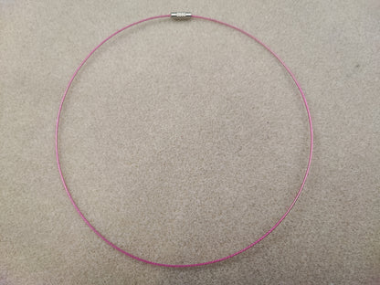 Collier Tour de Cou en Fil d’Acier Gainé – 43 à 45 cm