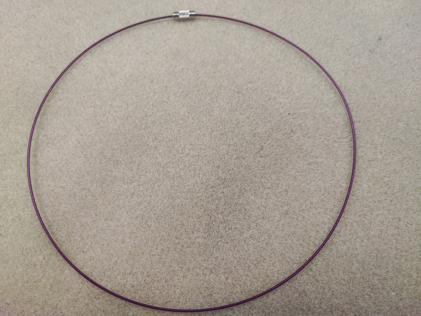 Collier Tour de Cou en Fil d’Acier Gainé – 43 à 45 cm