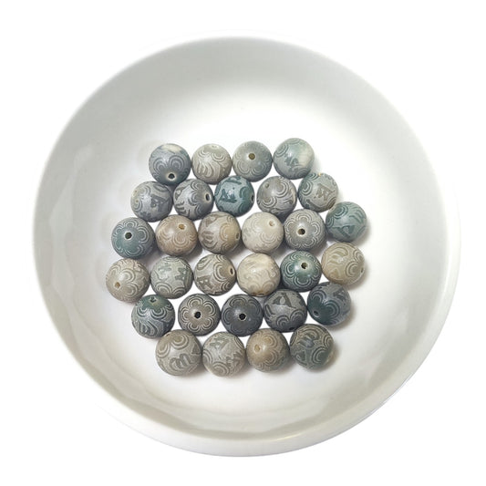 Lot de 10 Perles en Graine de Bodhi – Mantra “Toutes chances prospèrent” – 12/13 mm – Encre Grise