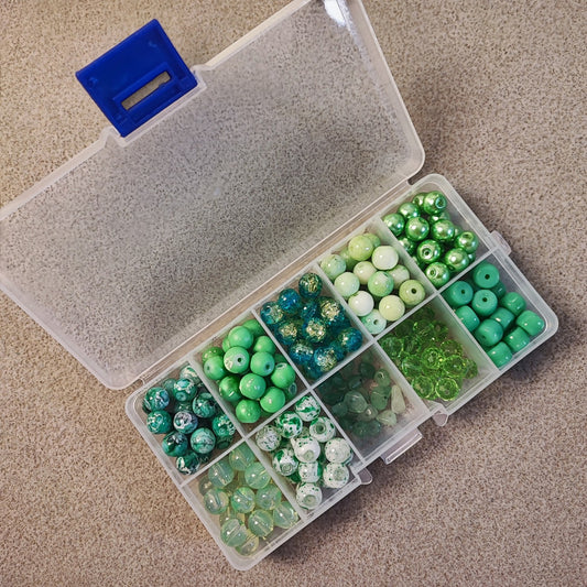 Boîte de 10 compartiments de perles en verre – Tons verts – Environ 200 perles