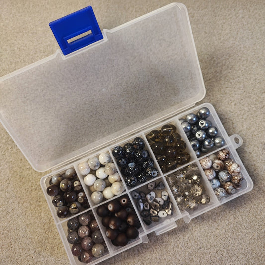 Boîte de 10 compartiments de perles en verre – Tons noirs/gris et marrons – Environ 200 perles