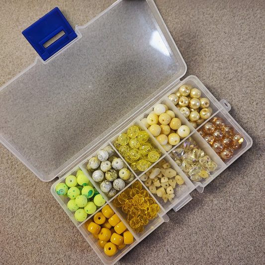 Boîte de 10 compartiments de perles en verre – Tons Jaunes – Environ 200 perles