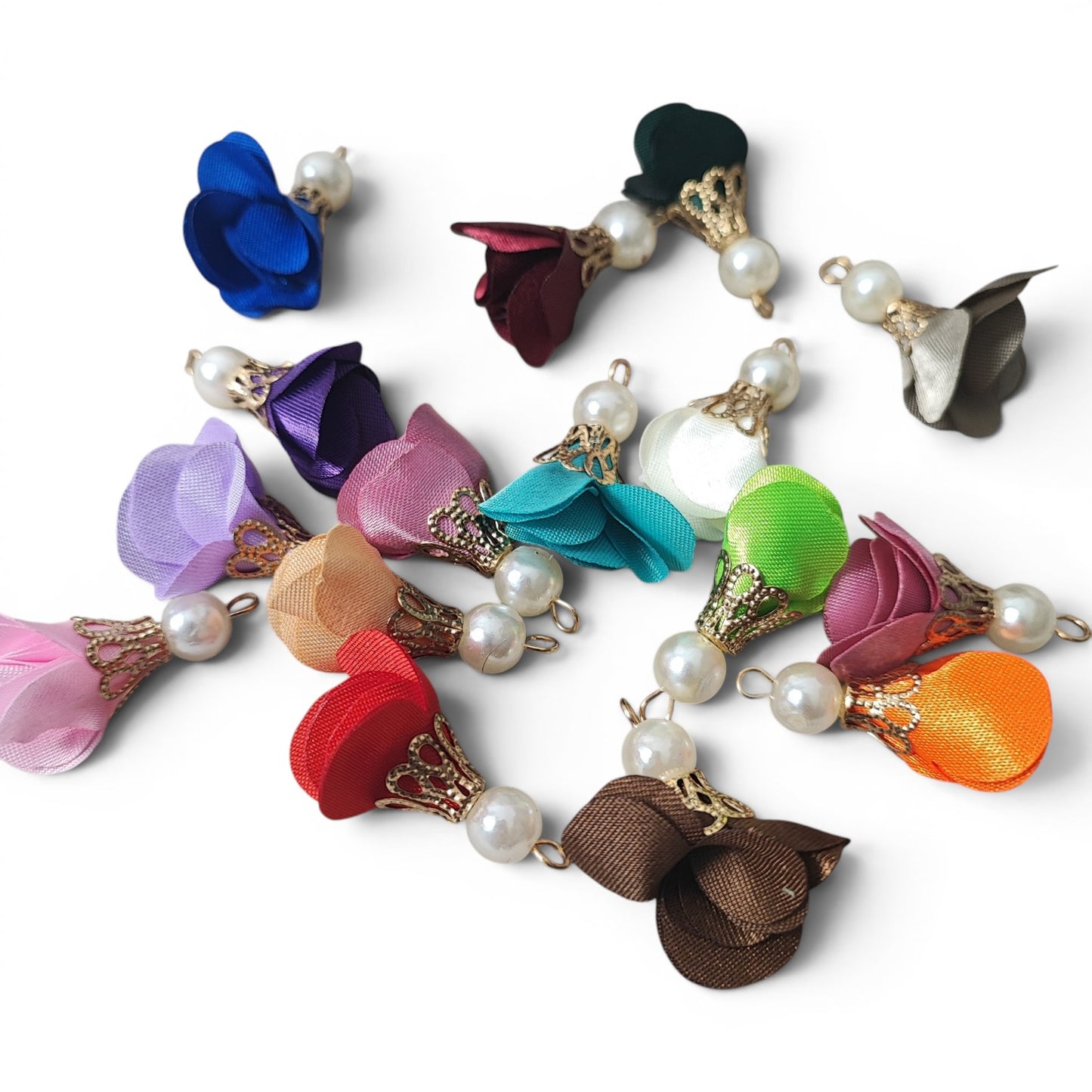 Lot de 10 pendentifs fleuris – Métal doré, perle nacrée &amp; fleur en tissu