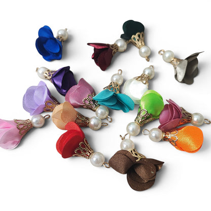 Lot de 10 pendentifs fleuris – Métal doré, perle nacrée &amp; fleur en tissu