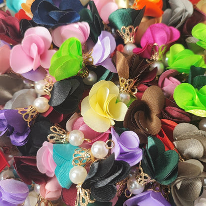 Lot de 10 pendentifs fleuris – Métal doré, perle nacrée &amp; fleur en tissu