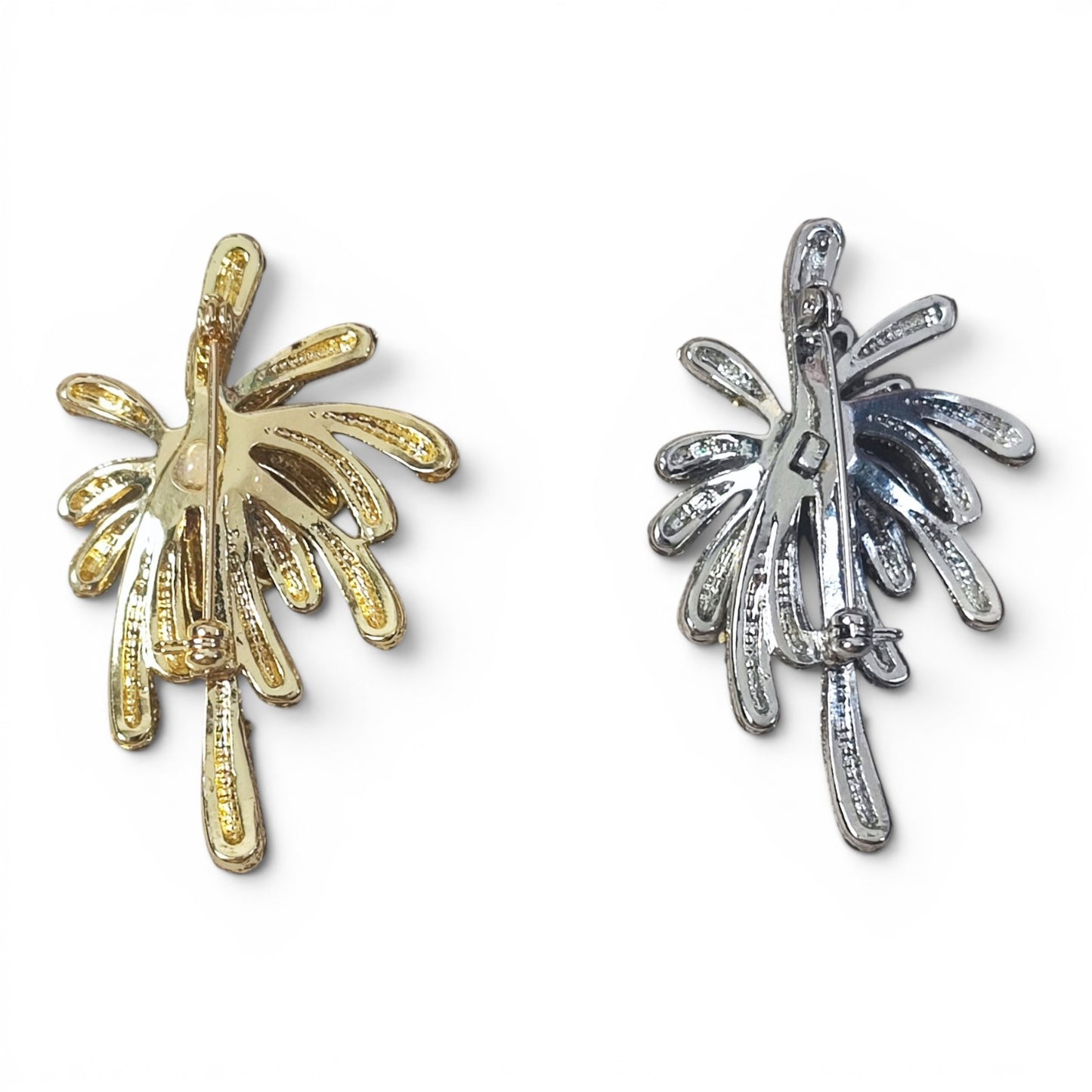 Divers modèles de broches à strass – Paons, fleurs, feux d’artifice…