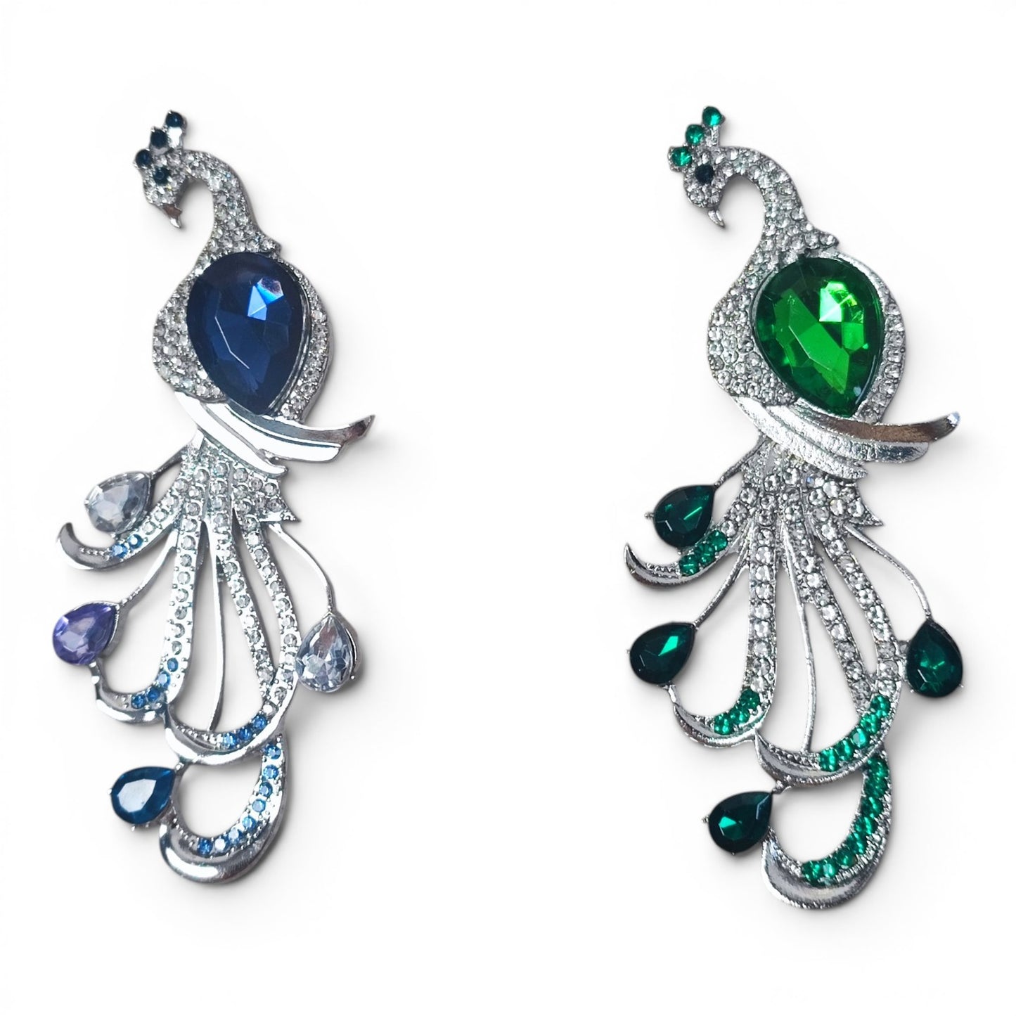 Divers modèles de broches à strass – Paons, fleurs, feux d’artifice…