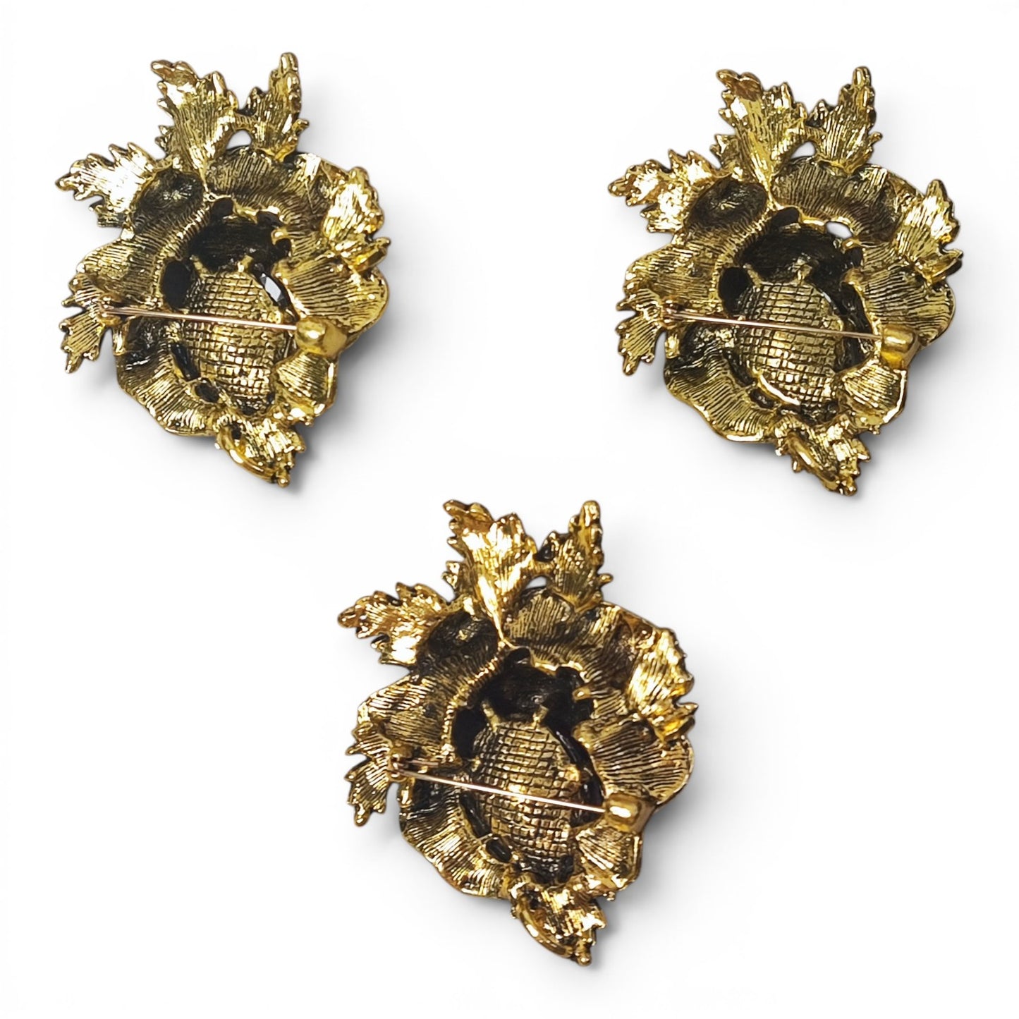 Divers modèles de broches à strass – Paons, fleurs, feux d’artifice…