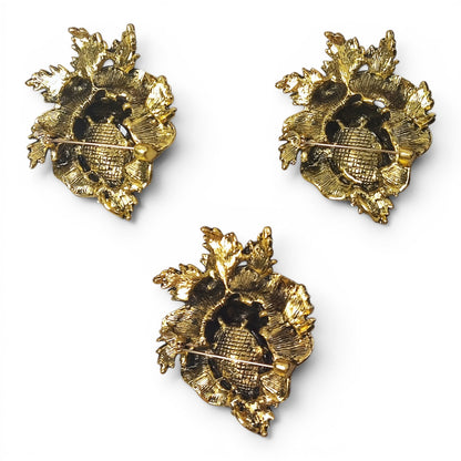 Divers modèles de broches à strass – Paons, fleurs, feux d’artifice…