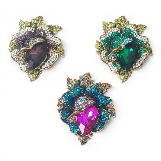Divers modèles de broches à strass – Paons, fleurs, feux d’artifice…