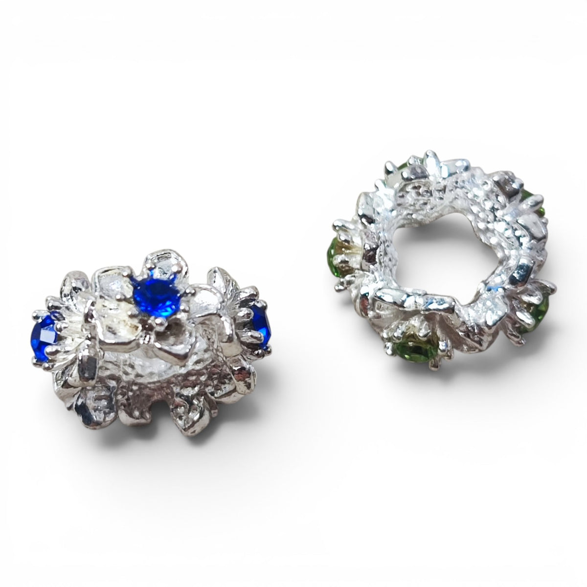 Perles intercalaires couronne fleur en métal argenté et strass – Compatibles tiges