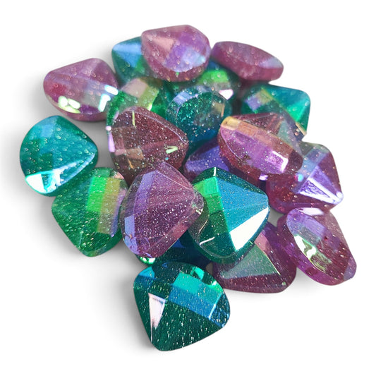 Perle en résine spéciale tige – Forme diamant – Pailletée – Coloris au choix