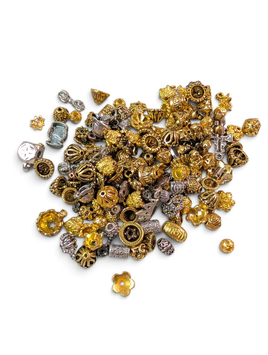 Lot de 50g de mélange de perles et coupelles en métal vieilli
