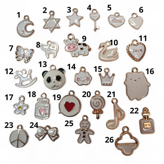 Breloques Dorées et Émaillées blanches – Motifs au Choix