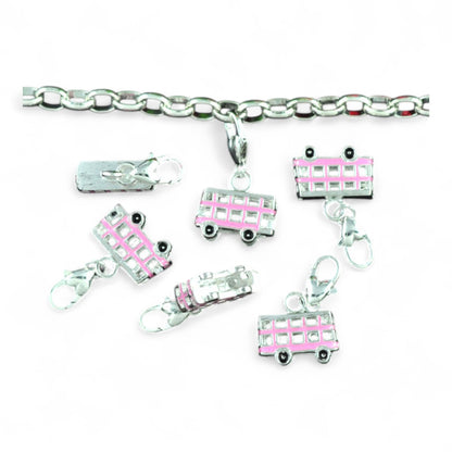 Charm Bus Anglais 3D – Émaillé Rose et Fermoir Argenté