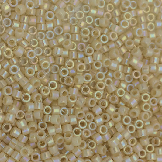 8g perles Miyuki Delicas 11/0, Opaque Cream AB: DB157